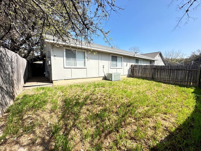 Building Photo - Charming 2-bedroom 1 bath 1 car garage loc...