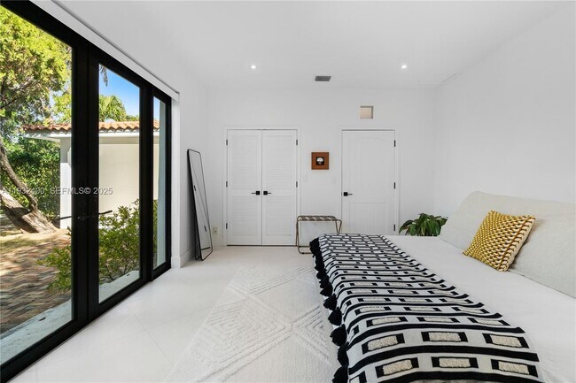 Building Photo - 2489 Meridian Ave