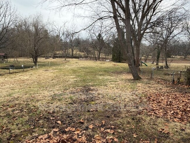 Building Photo - 221 River Rd