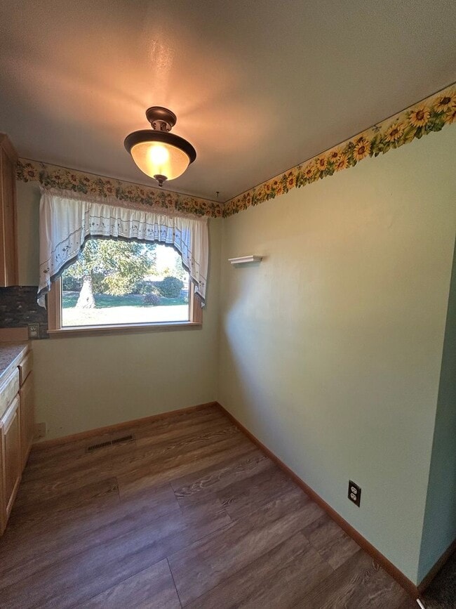 Building Photo - Charming 3 Bedroom Home with Large Heated ...