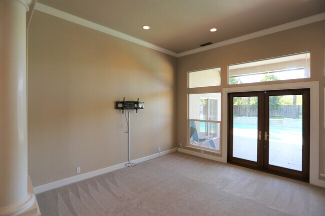 Building Photo - 320 Hartley Dr