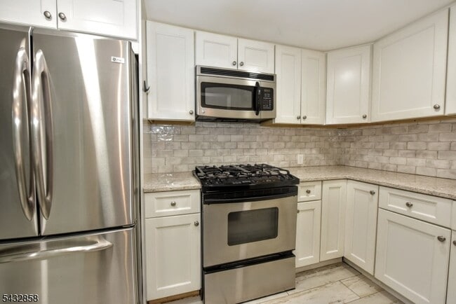 Building Photo - 6 Standish Ln