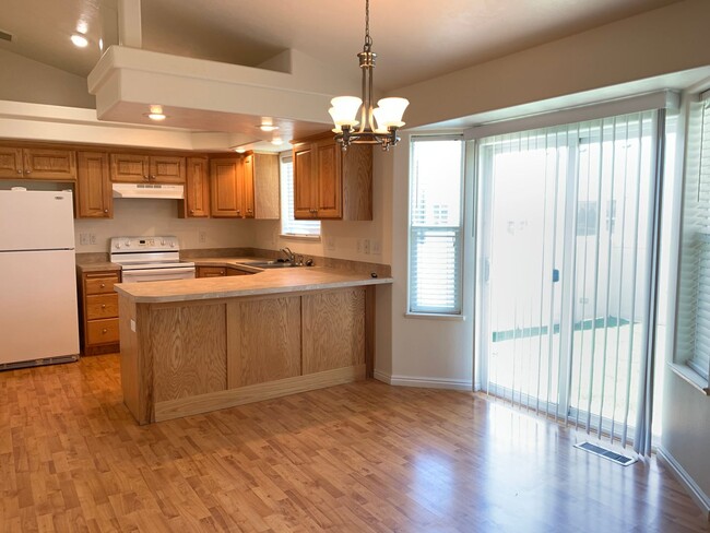 Building Photo - 2 Bed / 2 Bath Townhome w/ 2 Car Garage - ...