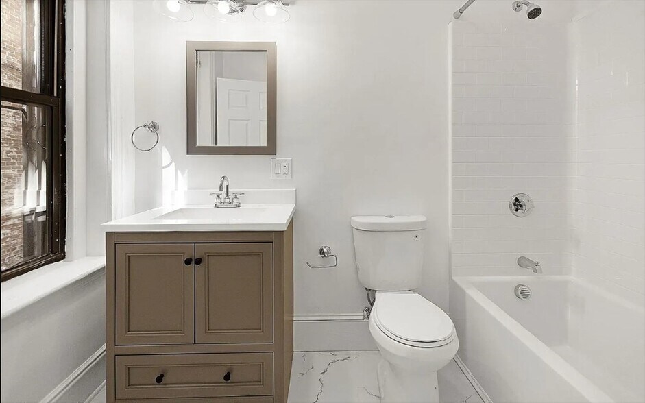 Building Photo - 884 Huntington Ave