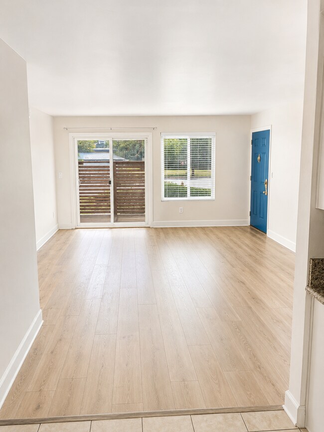 Building Photo - Beautiful Updated 2 Bed / 1.5 Bath Condo