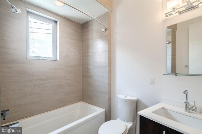 Building Photo - Northern Liberties Townhome with Parking