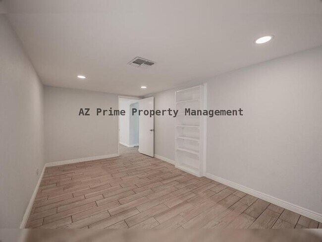 Building Photo - 506 W 11th St