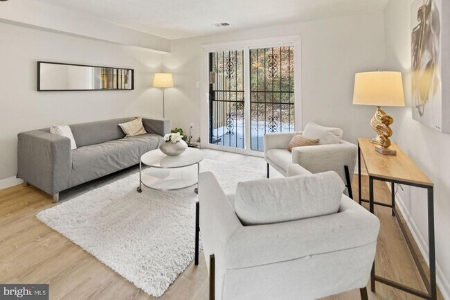 Living Room, Pic 1 - 1792 Dutch Village Dr