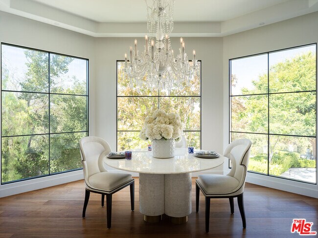 Building Photo - 5192 Parkway Calabasas