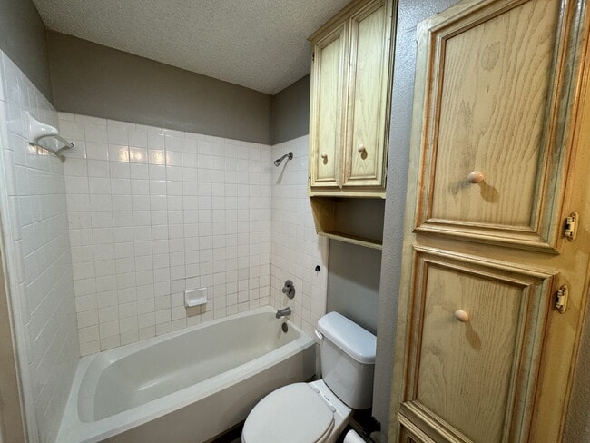 Building Photo - Stunning Duplex West Of Milwaukee & Minutes From Shadow Hills Golf Course!