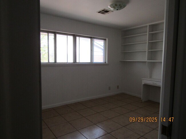 Building Photo - Very nice spacious home! No Carpet! Pet Fr...