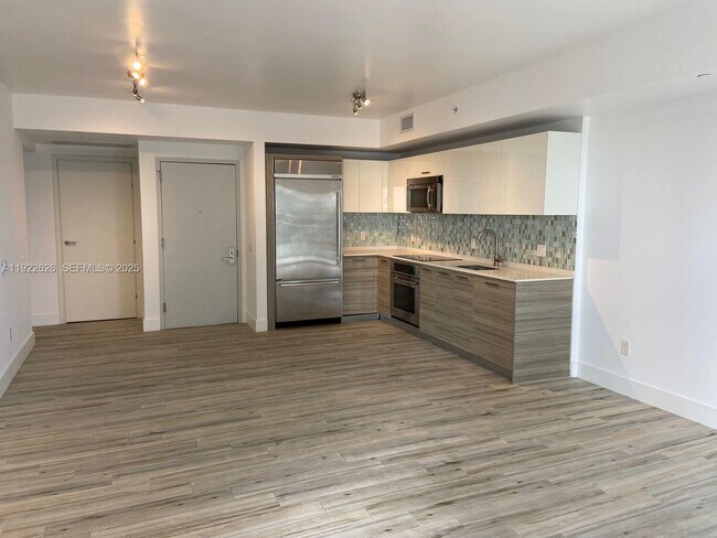 Building Photo - 1300 Brickell Bay Dr