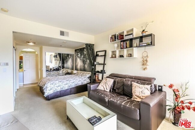 Building Photo - 620 S Gramercy Pl