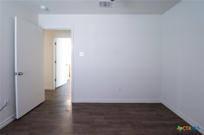 Building Photo - 909 Lasso Dr