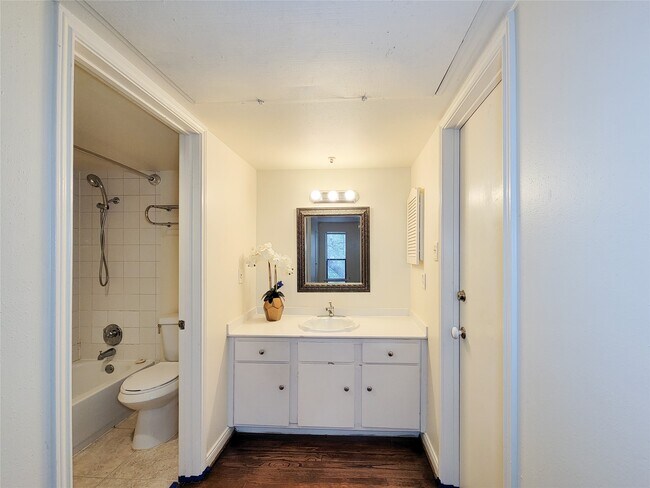 Building Photo - 1601 S Shepherd Dr