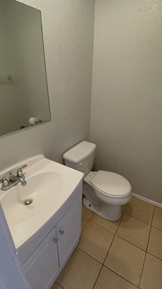 Building Photo - 921 NW Summercrest Blvd