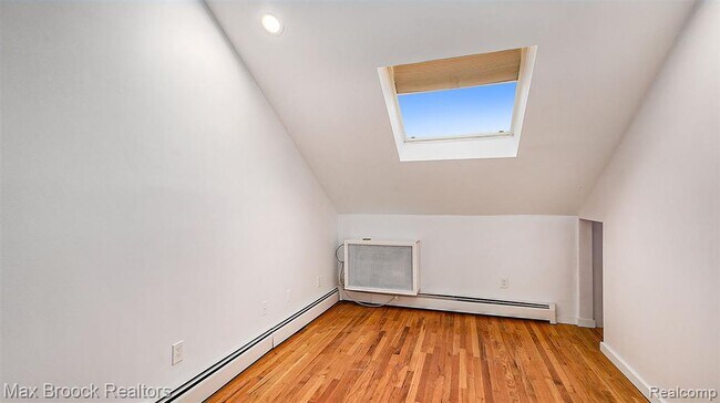 Building Photo - 343 S Elm St