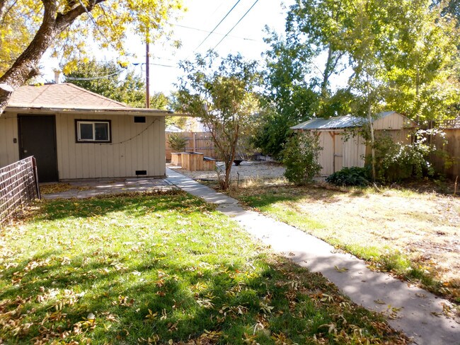 Building Photo - Ciri600 (Duplex) ***