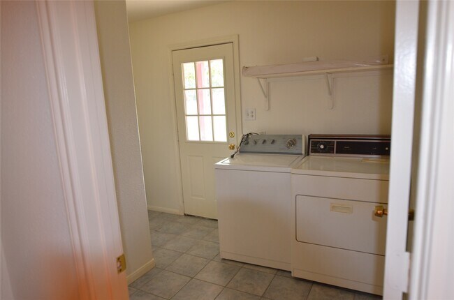 Building Photo - 9902 Trailway Dr