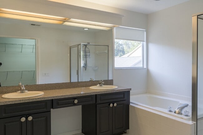 Building Photo - Beautiful 4/2 home Located on a tree lined street in the gate of country club community of the Hu...