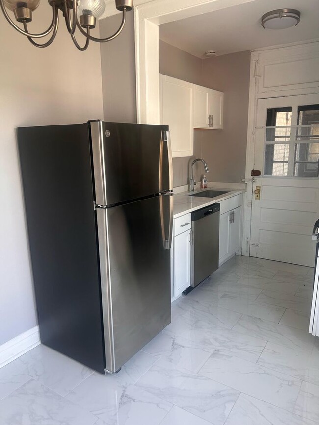 Building Photo - Remodeled East Albany Park Apts!