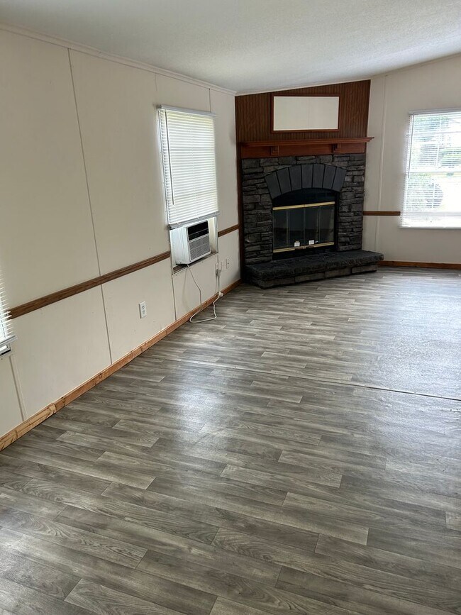 Building Photo - 3-Bedroom/ 2-Bath-Mobile Home on Private P...