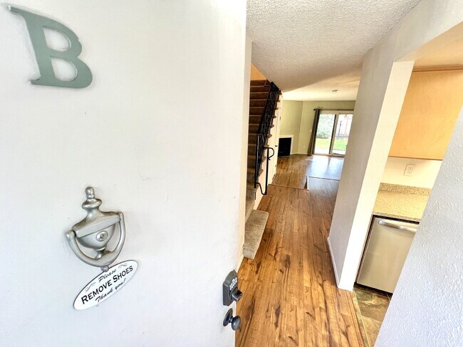 Building Photo - Beautiful Townhome For Rent in the Tranquil Chambers Bay