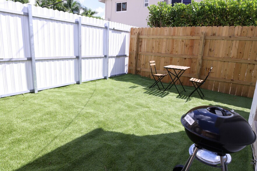 Building Photo - 1109 Douglas Rd