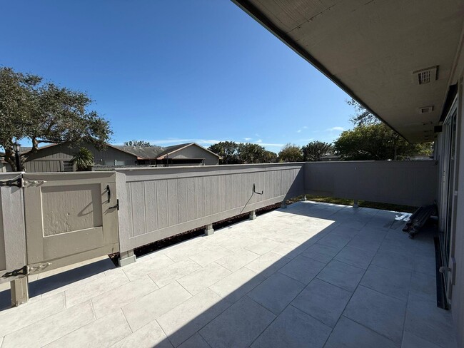 Building Photo - 4055 NW Cinnamon Tree Cir