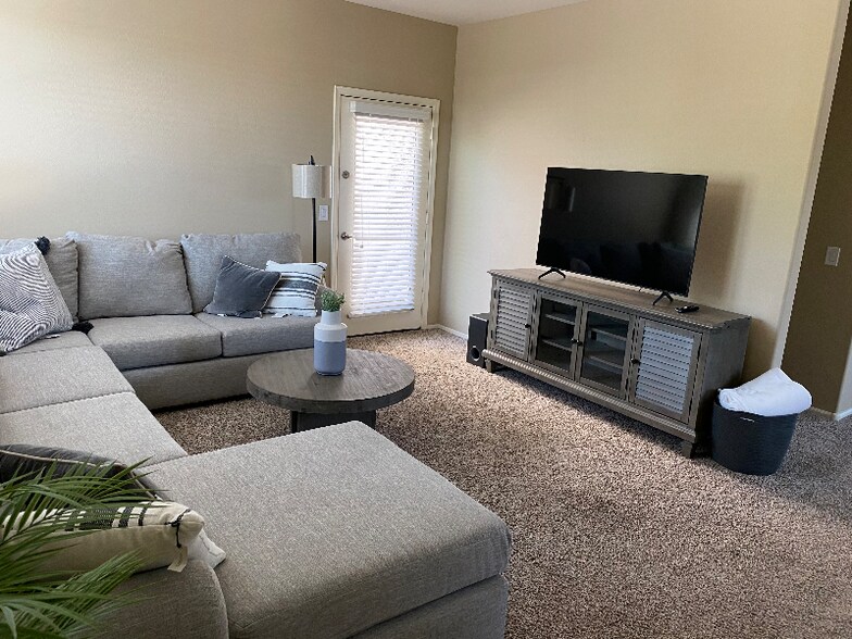 Building Photo - 7742 W Palm Ln