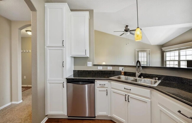 Building Photo - Spacious 2 bedroom, 2 bathroom condo for r...