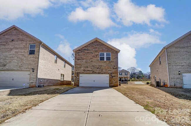 Building Photo - 3026 Lisburn St