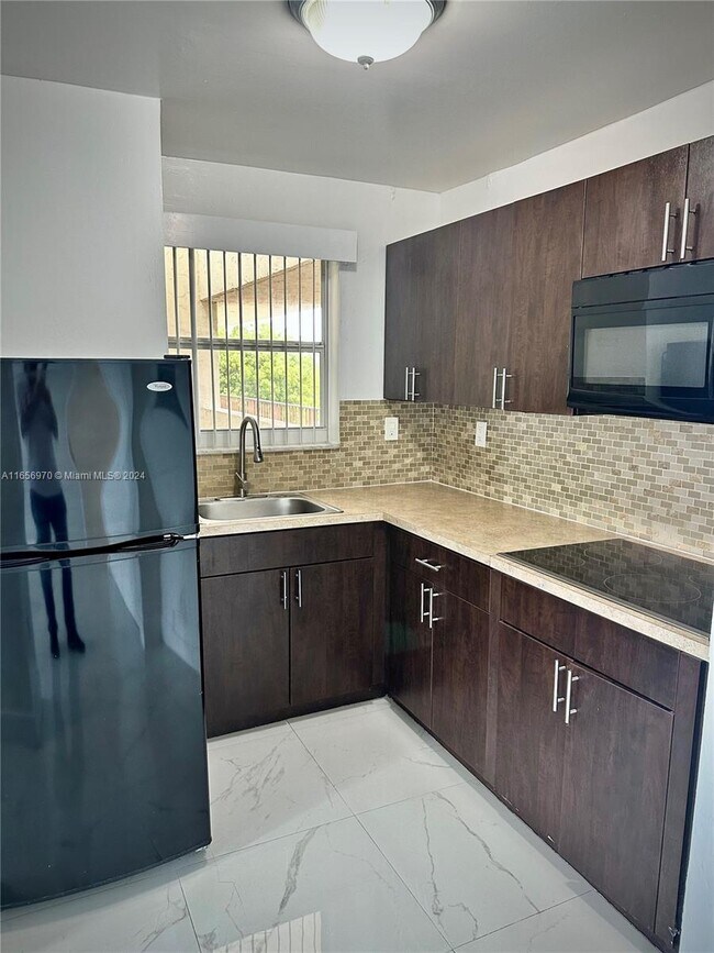 Building Photo - 8870 Fontainebleau Blvd