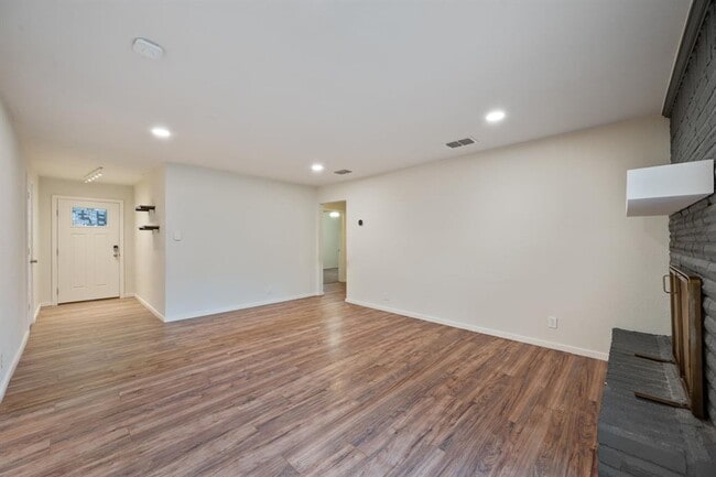 Building Photo - 6305 Clubway Ln