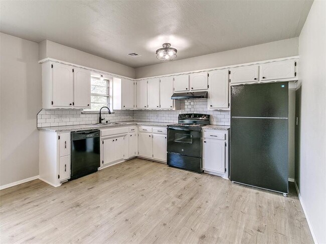 Building Photo - 502 N Oak St