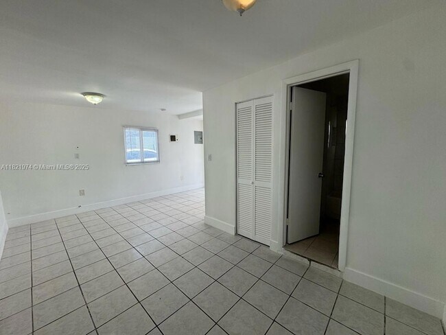Building Photo - 856 SW 6th St