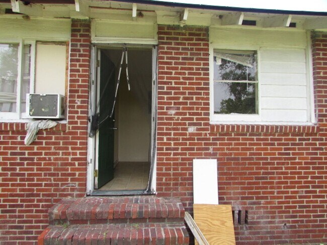 Building Photo - 121 Dixie Dr