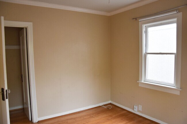 Building Photo - Palm (817-819)