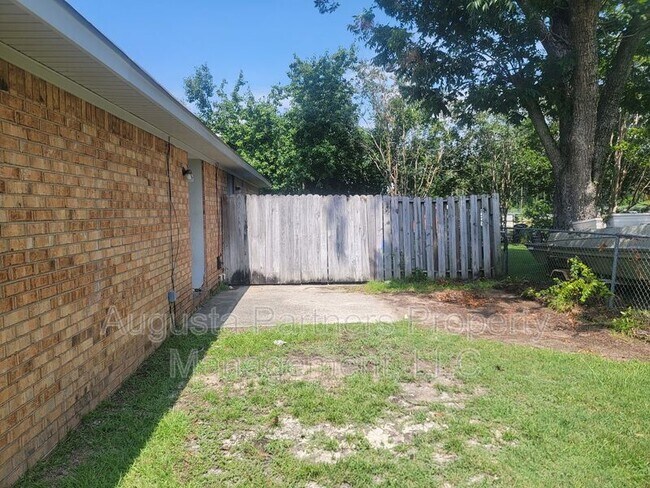 Building Photo - 207 Flores Ln