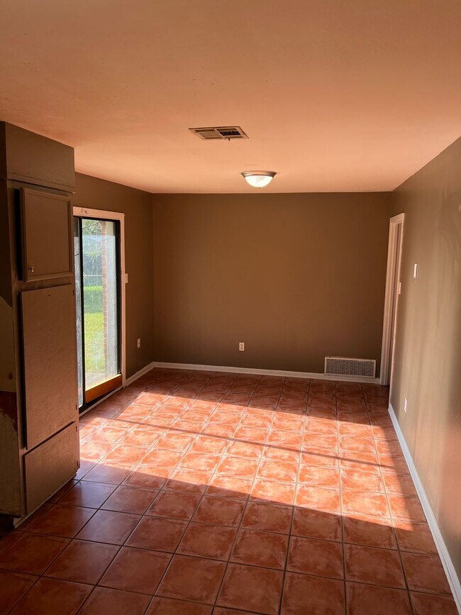 Building Photo - Southern Hills!