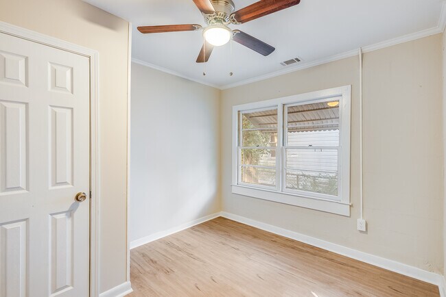 Building Photo - Bright 2 Bedroom Apartment Unit A
