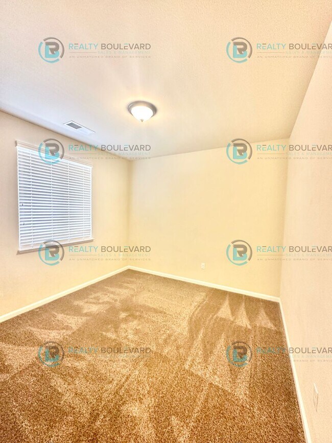 Building Photo - 3 Bedroom 2 Bathroom with Garage covered patio and beautiful yard!