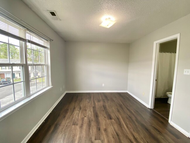 Building Photo - Well Maintained 2 Bedroom Townhome!