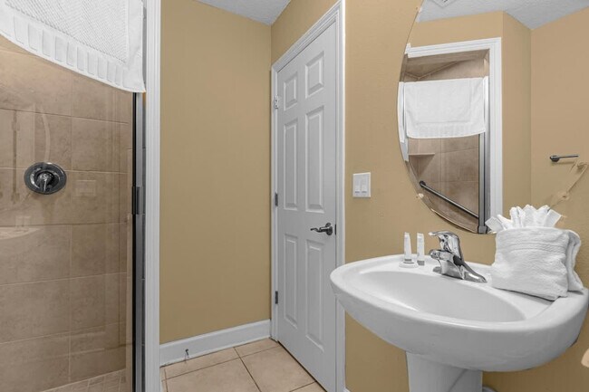 Building Photo - 14590 Damai Ln