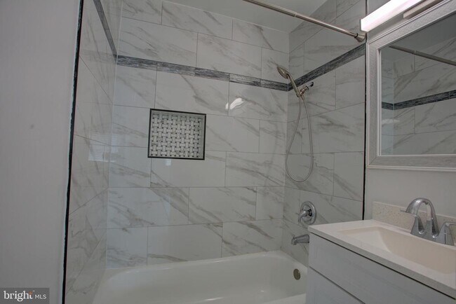 Building Photo - 232 Cabbel Dr