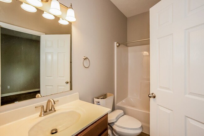 Building Photo - 573 Farnham Dr