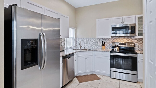 Building Photo - 8159 Fan Palm Way