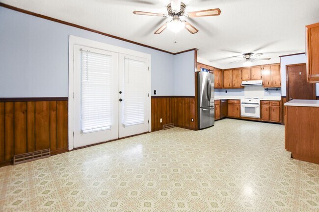 Building Photo - Pet Friendly Four Bedroom with Basement!