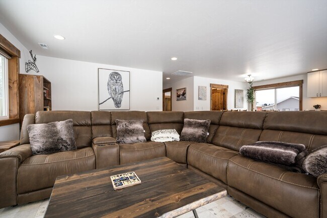 Building Photo - Avail October thru May.  Fully furnished w/ internet & utilities included