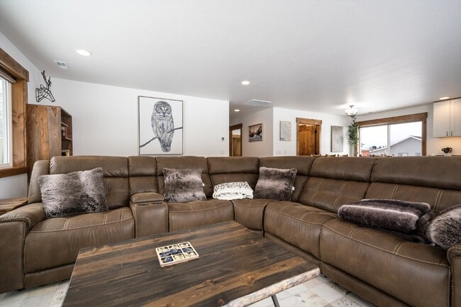 Building Photo - Avail Sept 14th thru May 31st.  Fully furnished w/ internet & utilities included